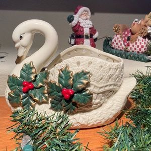 EUC Vintage Porcelain swan Christmas vase or planter